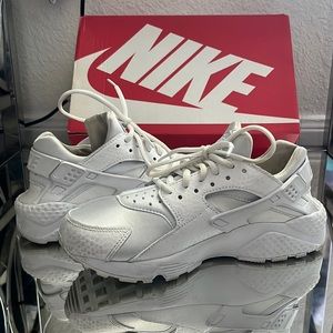 Size 8 women’s Nike huarache